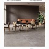Gresie Exterior Piemme Glitch Ash 60x60 cm Antiderapanta – ambient comercial, spatiu comercial cu pardoseala gresie gri si perete faianta maro
