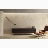 Gresie Piemme Stone Revolution Travertino Creme 60x120 cm Satin – ambient living, living modern cu comoda suspendata si fotoliu piele, pe pardoseala si perete