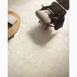 Gresie Piemme Stone Revolution Travertino Ivory 60x120 cm Satin – ambient living, pardoseala travertin bej cu fotoliu piele si masuta lemn