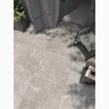 Gresie Ghost Rope Mat 60x60 cm – ambient terasa, terasa gri cu scaun plasa si masuta cafea, pe pardoseala
