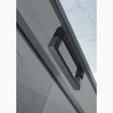Usa Dus Culisanta Wst 01 Profil Negru Sticla Fumurie 115-120x200 cm – detaliu, maner cromat pe sticla fumurie a usii