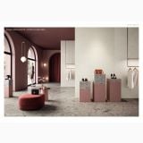 Gresie Ceppo di Gre Grey Mat 80x80 cm – ambient comercial, spatiu comercial elegant cu pardoseala gri, piedestale expozitie