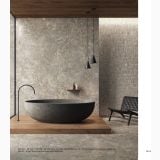 Gresie Piemme Stone Revolution Grey Red 60x120 cm Satin – ambient baie, baie eleganta cu cada neagra si pardoseala lemn, pe pardoseala si perete