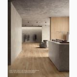 Gresie Imitatie Lemn Piemme SoloNoce Europeo Mat 20x120 cm – ambient comercial, spatiu comercial cu pardoseala lemn si insula gri