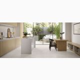 Gresie Exterior Piemme Suprema Sabbia 60x60 cm Antiderapanta – ambient living, bucatarie deschisa cu insula si living, gresie gri deschis, pe pardoseala
