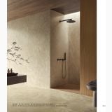 Gresie Piemme Stone Revolution Travertino Creme 60x120 cm Satin – ambient baie, dus cu perete travertino, pardoseala gresie si robinetarie negra