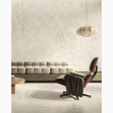 Gresie Piemme Stone Revolution Travertino Ivory 60x120 cm Satin – ambient living, living modern cu canapea bej si fotoliu de piele, pe pardoseala si perete