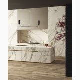 Gresie HBO 7 Calacatta Oro Mat 60x120 cm – ambient bucatarie, bucatarie moderna cu perete marmura alba si pardoseala lemn