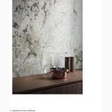 Gresie Piemme Stone Revolution Calacatta Iron 60x120 cm Satin – ambient living, perete marmura cu blat lemn si obiecte decorative