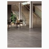 Gresie Exterior Piemme Glitch Ash 60x60 cm Antiderapanta – ambient hol, hol cu scara, plante si scaune din lemn, pe pardoseala