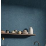 Gresie Piemme Homey Berry 60x120 cm Mat – ambient bucatarie, perete albastru mat cu raft si obiecte ceramice