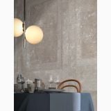 Gresie Ghost Rope Mat 120x120 cm – ambient living, living elegant cu masa rotunda si lustra glob, pe perete