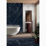 Faianta Abk Snow 60x120 cm – ambient baie, baie moderna cu cada freestanding si perete marmura negru