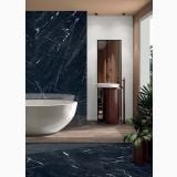 Faianta Abk Snow 60x120 cm – ambient baie, baie moderna cu cada freestanding si perete negru marmorat
