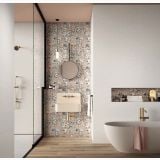 Faianta Abk Snow 60x120 cm – ambient baie, baie moderna cu cada freestanding, tapet floral si pardoseala lemn, pe perete