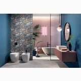 Decor ABK Maui 60x120 cm – ambient baie, baie moderna cu perete floral albastru si cada freestanding
