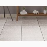 Gresie Palazzo White Mat 60x60 cm – ambient hol, hol cu pardoseala terrazzo alb, consola lemn si cactusi