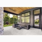 Gresie Palazzo White Mat 60x60 cm – ambient terasa, terasa acoperita cu canapea rattan si gresie deschisa, pe pardoseala