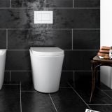 Vas WC Seria Kama Rimless la Perete Cu Capac Soft Close – ambient baie, baie moderna cu gresie neagra si vas wc alb, pe pardoseala