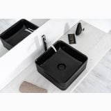 Lavoar Dreptunghiular Negru 38x38 h15 – ambient baie, lavoar negru patrat pe blat lemn deschis