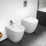 Set Bide + Vas WC la Perete Volga Cu Capac Soft-Close – ambient baie, vas wc si bideu alb, pardoseala gri, perete alb