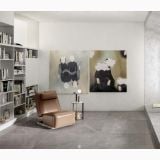 Gresie HBO 5 Bronzo Amani 30x60 Lucios – ambient living, living cu biblioteca, fotoliu maro si tablouri abstracte, pe pardoseala