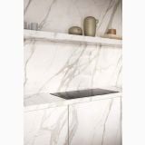 Gresie Portelanata Italgraniti Calacatta Top 120x120 cm Lucios – ambient bucatarie, bucatarie moderna cu blat si perete marmorat, plita neagra