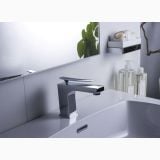 Robinet Lavoar Paffoni Elys Crom – ambient baie, robinet crom montat pe lavoar, oglinda si accesorii baie, pe pardoseala si perete