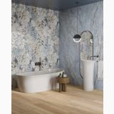 Gresie Decor ABK Sensi Fantasy Tahiti 60x120 cm Lucios 3D – ambient baie, baie eleganta cu cada, pereti marmura si tapet floral, pe perete