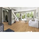 Parchet TripluStratificat Kahrs Stejar Yarrow Mat 18,7x200 cm – ambient living, living luminos cu canapea alba si scara interioara, pe pardoseala
