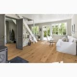 Parchet TripluStratificat Kahrs Stejar Aster Uleiat Mat 18,7x200 cm – ambient living, living luminos cu canapea alba si scara interioara, pe pardoseala