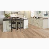 Parchet TripluStratificat Kahrs Edelweiss Mat 18,7x200 cm – ambient bucatarie, bucatarie clasica cu insula alba si parchet deschis, pe pardoseala