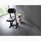 Gresie Concept 1 Ink Texture Mat 60x60x0.6 cm – ambient living, scaun negru si obiecte decorative pe pardoseala texturata gri