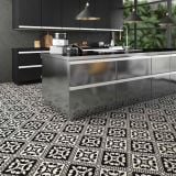 Gresie Decorata Paris Vivienne Nero 20x20 cm – ambient bucatarie, bucatarie moderna cu insula metalica si pardoseala decorativa alb-negru