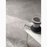 Gresie Ghost Grey Mat 90x90 cm – ambient living, pardoseala gri montata, masuta marmura si vaza decorativa