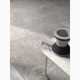 Gresie Ghost Grey Mat 60x60 cm – ambient living, pardoseala gri mata cu masuta marmura si vas decorativ