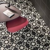 Gresie Decorata Paris Charonne Nero 20x20 cm – ambient living, masa rotunda si scaun rosu pe gresie decorata geometric, pe pardoseala
