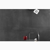 Gresie Metaline Iron Mat 60x120 cm – ambient living, perete gri antracit mat cu masa neagra si accesorii