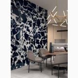 Gresie Abk Grand Antique Lux Lucios 120x280 cm – ambient living, living cu perete marmura navy si pardoseala gri