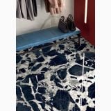 Gresie Abk Grand Antique Lux Lucios 120x280 cm – ambient comercial, showroom cu banca albastra si pardoseala marmorata albastru-alb