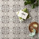 Gresie Portelanata Decorata Manchester 20x20 cm – ambient living, pardoseala decorativa cu perna, carte si tava