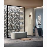Faianta Abk Alabaster 60x120 cm – ambient baie, baie moderna cu cada, mozaic floral si nisa iluminata, pe perete