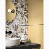 Faianta Decor ABK Berries 60x120 cm – ambient baie, perete faianta florala langa oglinda rotunda si lavoar