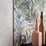 Faianta Decor ABK Caribbean 60x120 cm – ambient living, perete cu decor tropical, vaze ceramice roz si maro