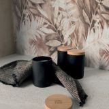 Faianta Decor ABK Fern 60x120 cm – ambient living, perete cu tapet floral, borcane negre cu capac lemn si lumanare