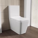 Vas WC La Perete cu Rezervor Duero si Capac Soft-Close – ambient baie, vas wc alb pe fundal placat maro cu parchet, pe pardoseala