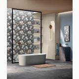 Faianta Abk Sky 60x120 cm – ambient baie, baie eleganta cu tapet floral, cada libera si pardoseala gri, pe perete