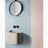 Faianta Abk Powder 60x120 cm – ambient baie, baie minimalista cu lavoar suspendat si oglinda rotunda, pe perete