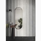 Lastra Gresie ABK Sensi Fantasy Stripes 120x280 cm Lucios 3D – ambient baie, baie moderna cu dungi verticale, chiuveta cilindrica si oglinda ovala, pe pardoseala si perete