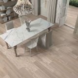 Gresie Portelana Poetry Wood Paint 3D Ceramic 20x120 cm – ambient living, living cu masa de marmura si pardoseala lemn deschis